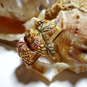 10k 12k Black Hills Gold Grape Leaf Ring 4.57g